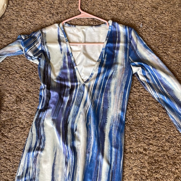 i am selling a beautiful blue/white long sleeve dress - Picture 5 of 5